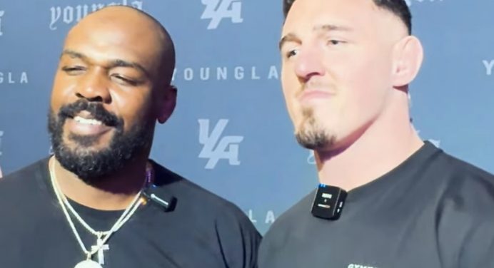 Clima estranho! Jon Jones fica frente a frente com Aspinall em evento na Inglaterra; veja