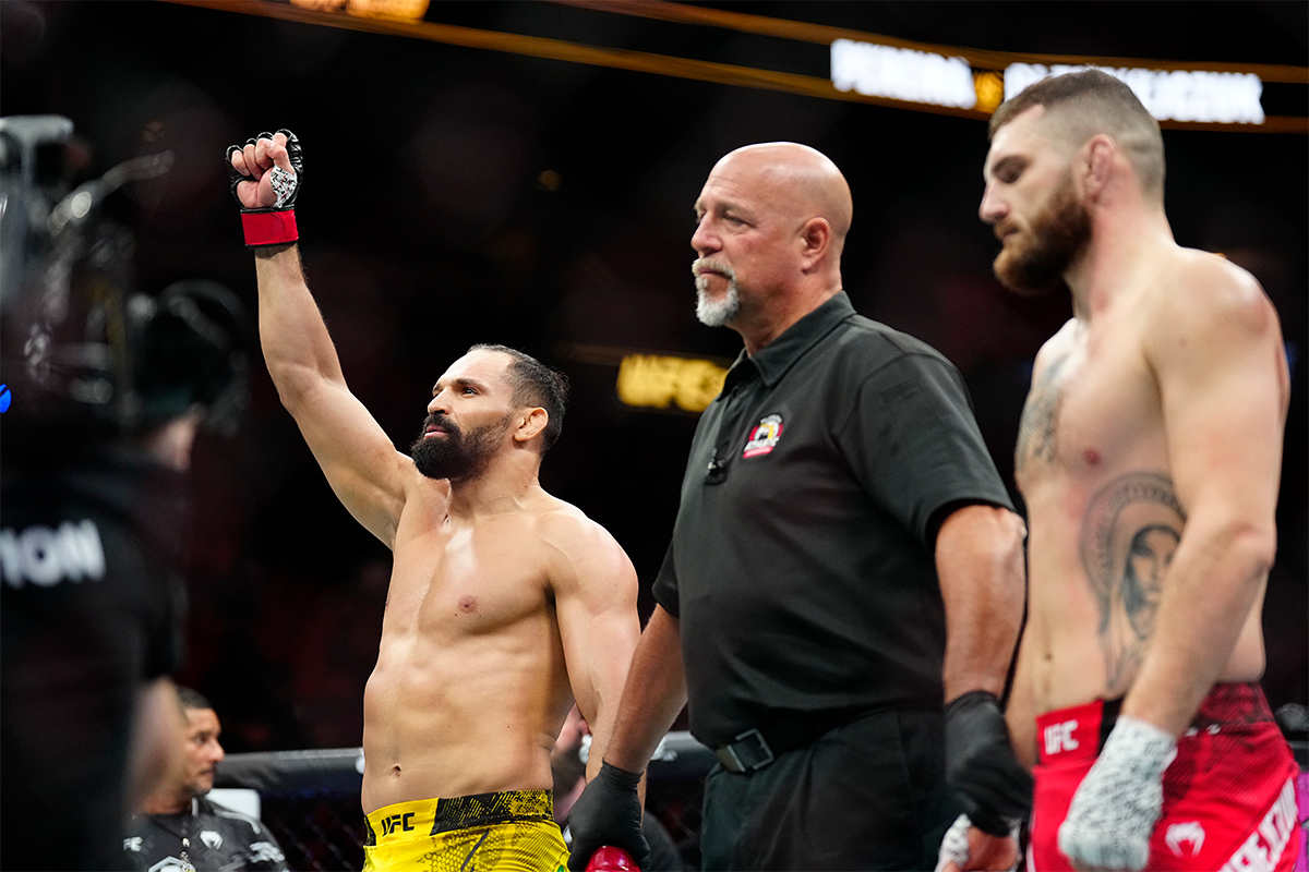 Michel Pereira levanta o braço e celebra sua vitória por finalização no UFC 299