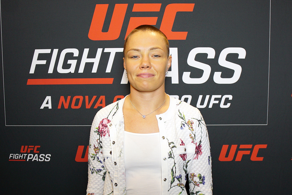 Rose Namajunas posa para fotos após dar entrevista para a reportagem da Ag Fight