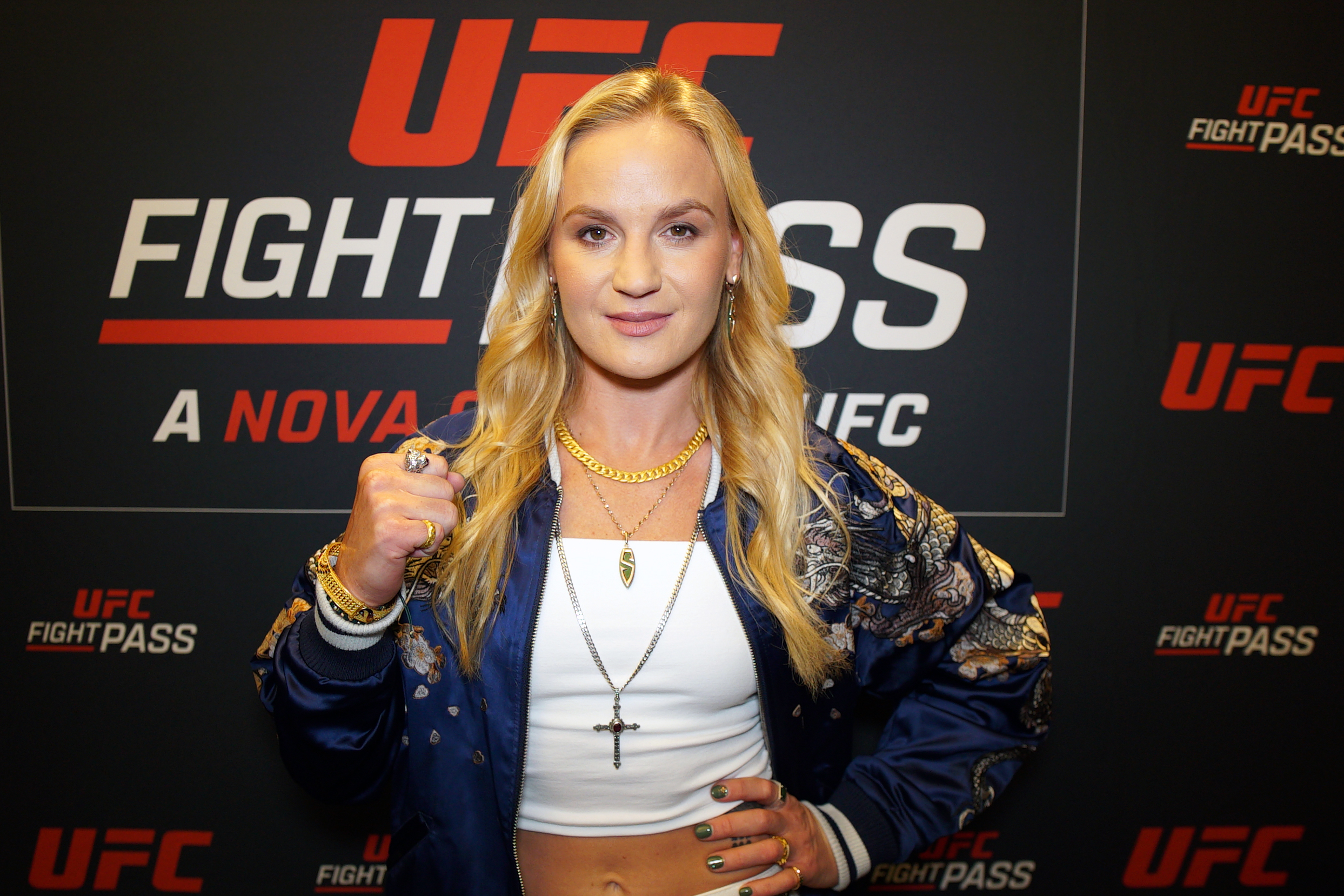 Valentina Schevchenko posa para fotos após conceder entrevista para a Ag Fight