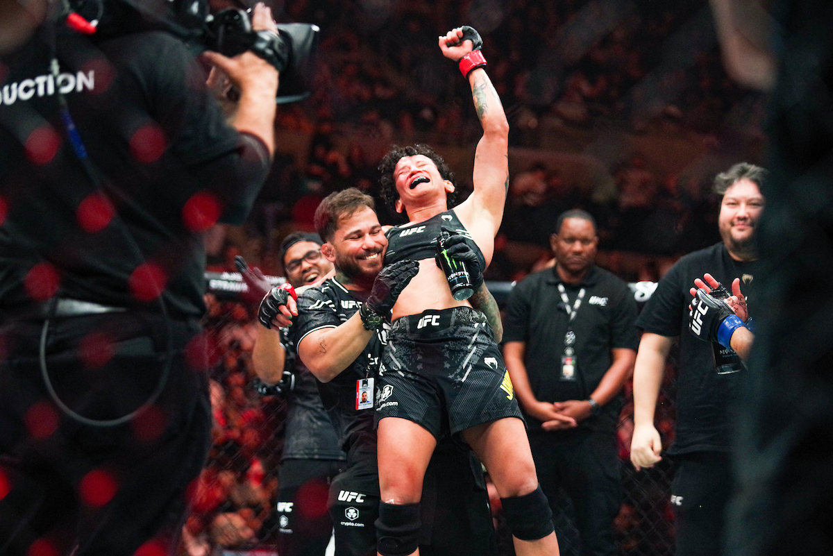 Virna comemora triunfo no UFC Atlantic City