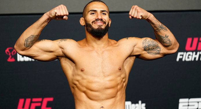 Invicto no UFC, Vitor Petrino vence a balança e lidera time brasileiro em Las Vegas