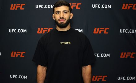 Arman Tsarukyan posa para fotos após sua entrevista para a Ag Fight no UFC Apex