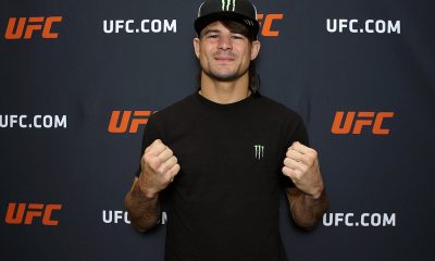 Diego Lopes posa para fotos após ser entrevistado pela Ag Fight no UFC Apex