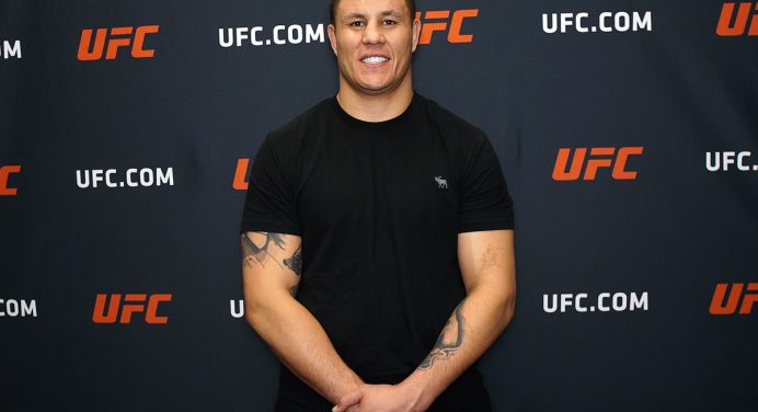 Estreante, Jhonata Diniz atrela sucesso de lutadores de kickboxing no UFC à mudança de mentalidade