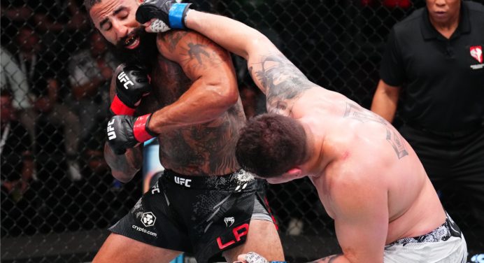 Novo Poatan? Kickboxer brasileiro nocauteia e estreia com o pé direito no UFC