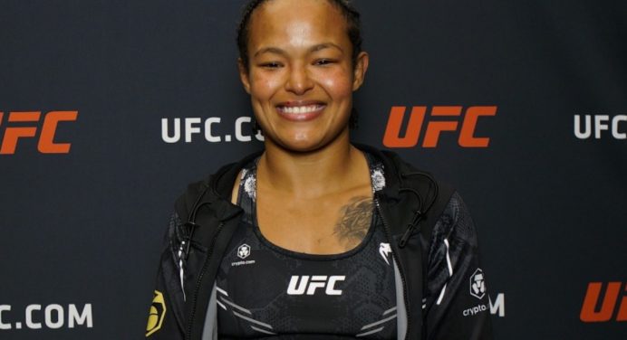 De olho no cinturão, Karine Killer traça planos para 2024 no UFC