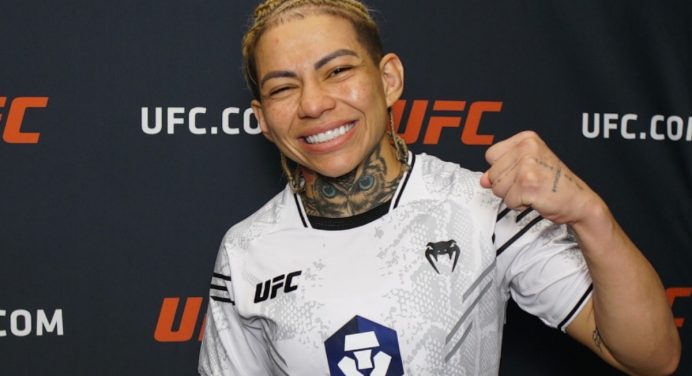 Ketlen Esquentadinha celebra primeira vitória no UFC na estreia no peso-palha