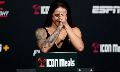 Norma Dumont celebra após bater o peso dos galos pela primeira vez no UFC