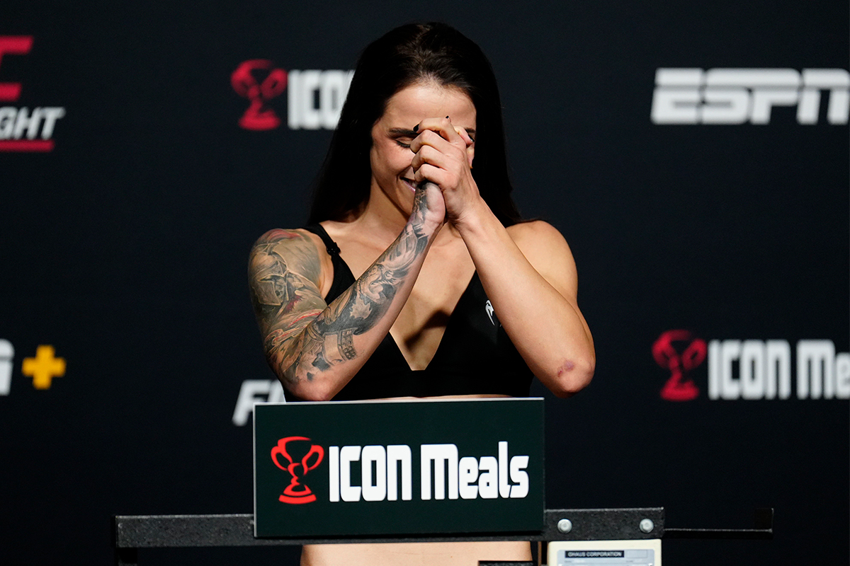 Norma Dumont celebra após bater o peso dos galos pela primeira vez no UFC