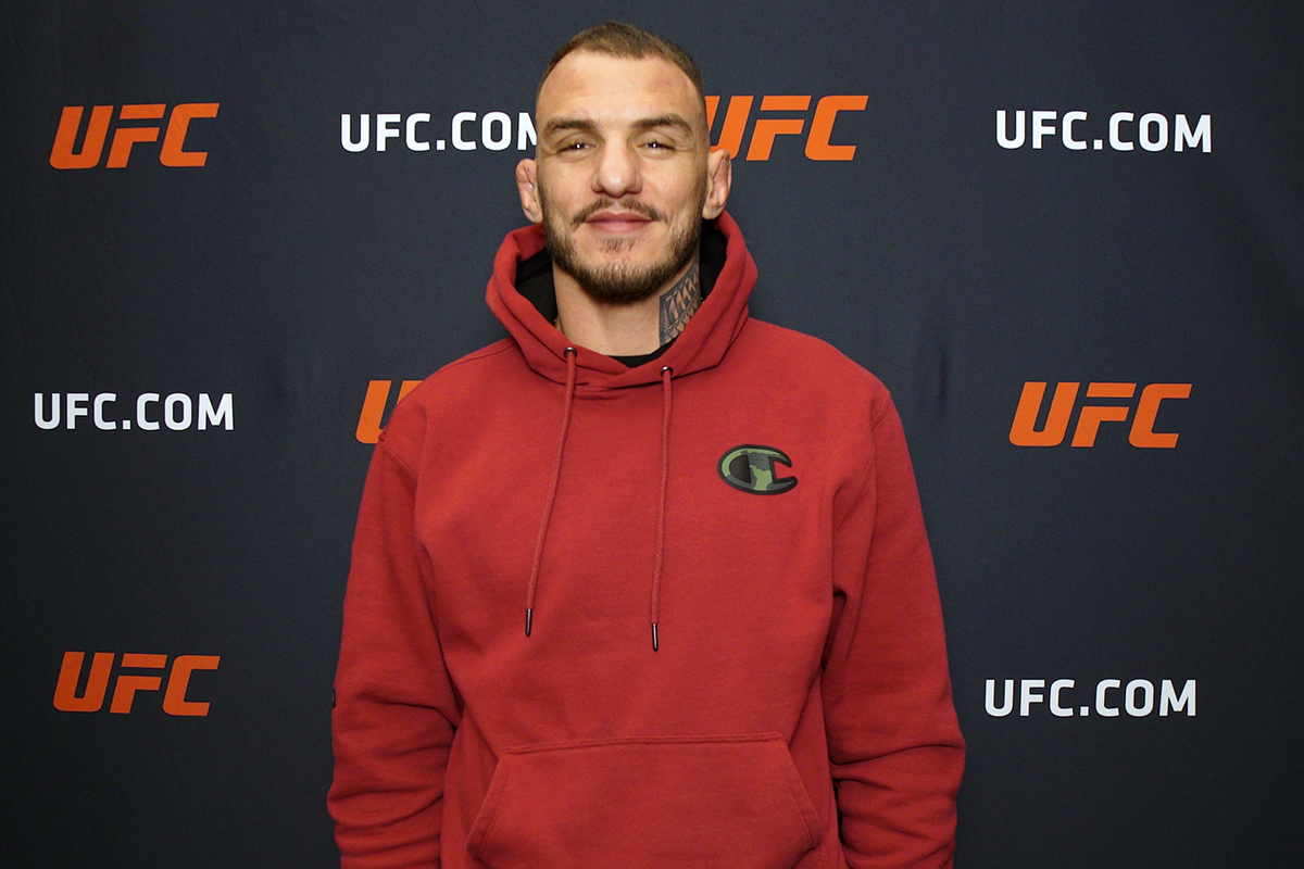 Renato Moicano posa para fotos após ser entrevistado pela Ag Fight no UFC Apex