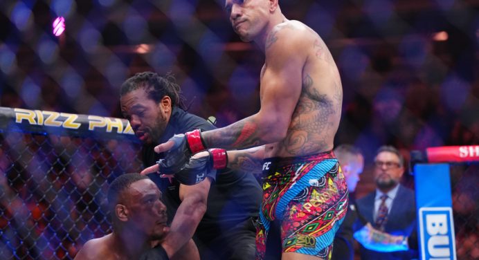 Alex Poatan pede ajuda dos fãs para definir uniforme e corte de cabelo para o UFC 320