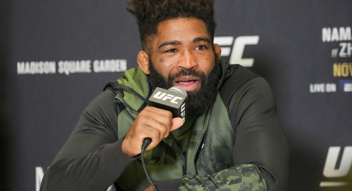 Parceiro de treino de Strickland acusa adversário de enviar espiões para seu camp de treinamento