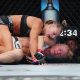 Kayla Harrison controla Holly Holm no chão durante luta no UFC 300