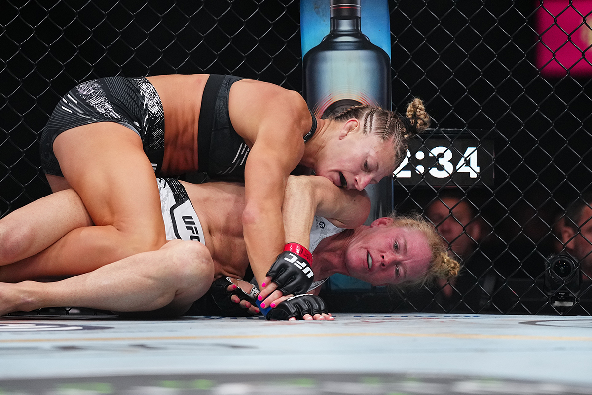 Kayla Harrison controla Holly Holm no chão durante luta no UFC 300