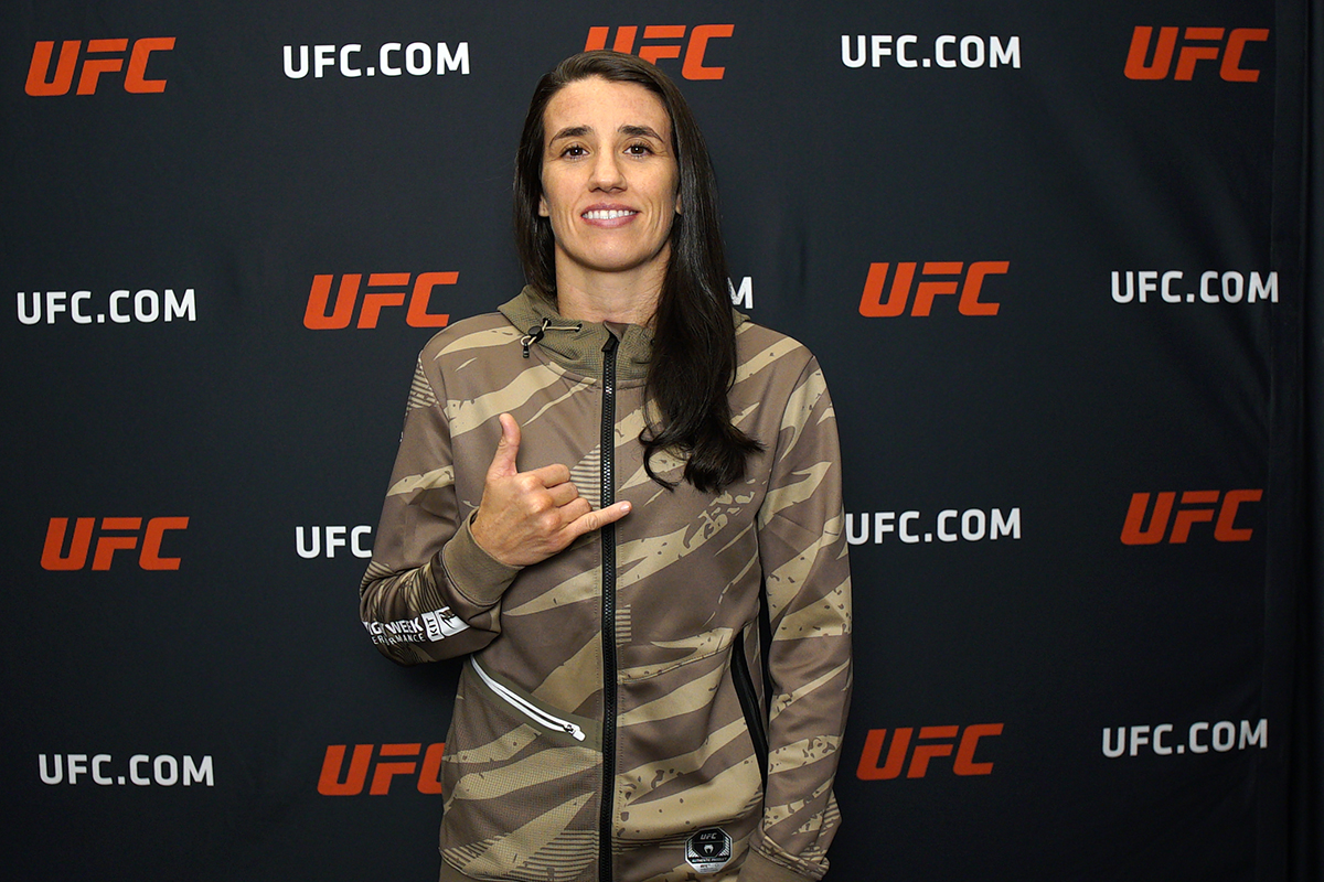 Marina Rodriguez posa para fotos após sua entrevista para a Ag Fight no UFC Apex