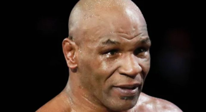 Mike Tyson provoca Jake Paul após passar mal em voo