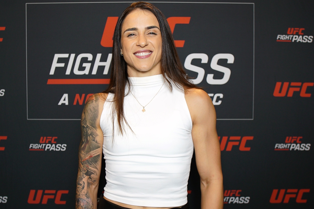 Norma Dumont posa para fotos após ser entrevistada pela reportagem da Ag Fight no UFC Apex