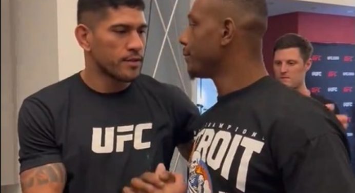 Clima de paz! Jamahal Hill pede autógrafo a Alex Poatan em encontro inusitado antes do UFC 300