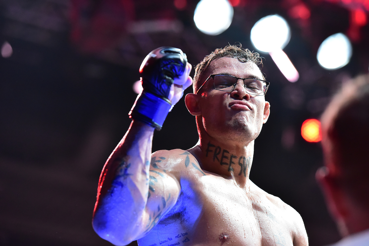 Caio Borralho celebra sua vitória no UFC Rio.