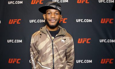 Carlston Harris posa para fotos no UFC Apex logo após ser entrevistado pela reportagem da Ag Fight