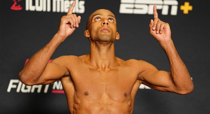 Edson Barboza exibe físico enxuto para vencer a balança do UFC Vegas