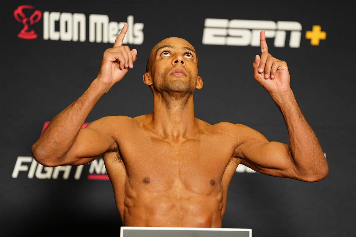 Edson Barboza posa para fotos após se pesar para o UFC Vegas 92