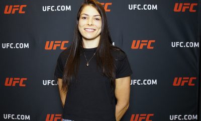 Melissa Gatto posa para fotos no UFC Apex logo após ser entrevistado pela reportagem da Ag Fight