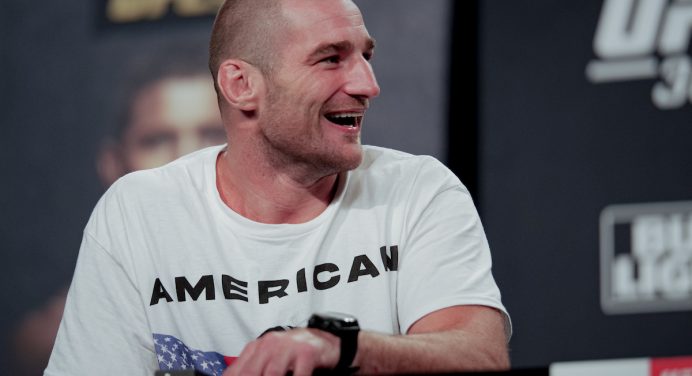 Sean Strickland provoca Paulo Borrachinha ao relembrar ‘sarrada’ de Adesanya