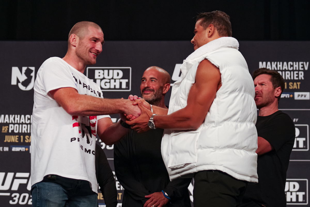 Sean Strickland e Paulo Borrachinha se cumprimentam na coletiva de imprensa pré-UFC 302.