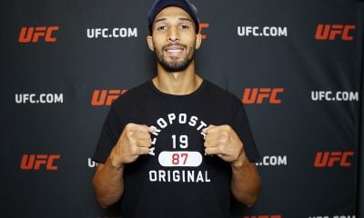 Vinicius Salvador posa para fotos no UFC Apex logo após ser entrevistado pela reportagem da Ag Fight