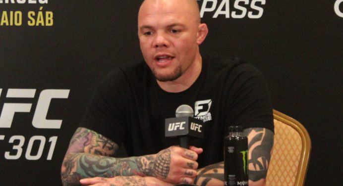 Anthony Smith rebate críticas após aceitar desafio de Poatan: “Não foi minha ideia”