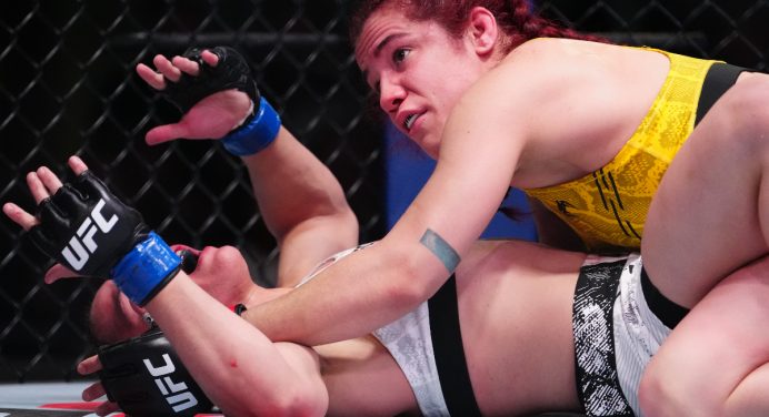 Desqualificação! Ariane Sorriso vence no UFC Vegas 92 após ser alvo de cabeçada ilegal; veja