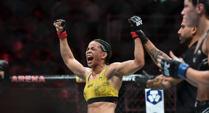 Dione Barbosa vence luta acirrada e acaba com a invencibilidade da rival no UFC Rio