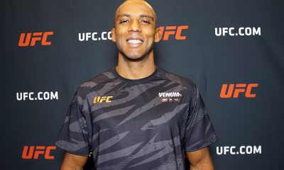 Edson Barboza posa para fotos no UFC Apex logo após ser entrevistado pela reportagem da Ag Fight