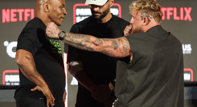 Mike Tyson e Jake Paul trocam empurrões durante encarada; veja