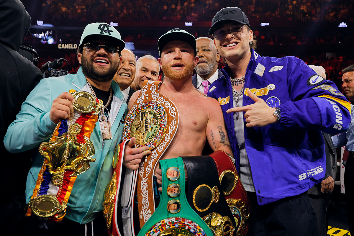 Saul Canelo posa para fotos com seus quatro cinturões após vitória em Las Vegas