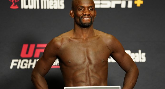 Lutador do UFC que recebeu casa de The Rock revela que familiares comemoraram sua derrota