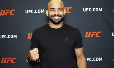 Warlley Alves posa para fotos no UFC Apex logo após ser entrevistado pela reportagem da Ag Fight