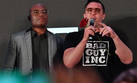 Anderson Silva presenteia Chael Sonnen com uma rosa logo após encarada promocional em São Paulo