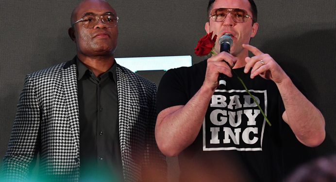 Em clima de paz, Anderson Silva presenteia Sonnen com uma rosa: “Somos amigos”