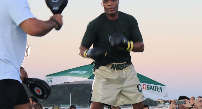 Boxe: Anderson Silva revela negociação para disputar luta profissional em Abu Dhabi