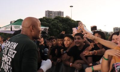 Anderson Silva conversa com os fãs durante o treino aberto para sua luta de boxe