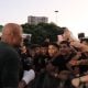 Anderson Silva conversa com os fãs durante o treino aberto para sua luta de boxe