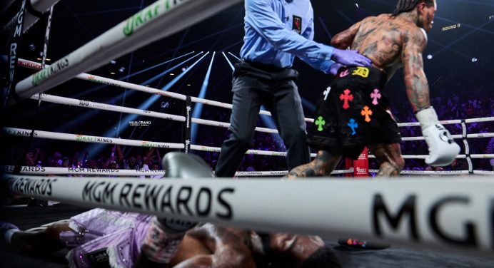 Astro do boxe, Gervonta Davis aplica nocaute brutal e defende cinturão; veja