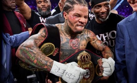 Com o triunfo, o americano manteve o cinturão peso-leve da WBA