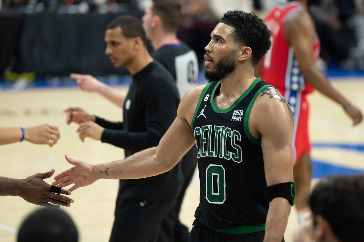Jayston Tatum em ação pelos Boston Celtics em partida contra o Philadelphia 76ers