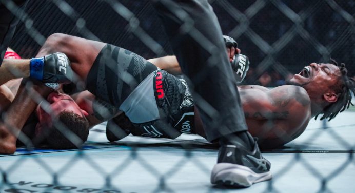 Kevin Holland encaixa finalização e quebra braço do adversário no UFC 302; assista