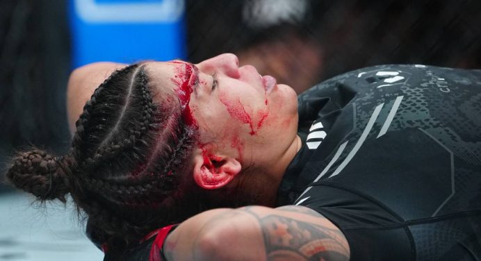 Mayra Sheetara discorda de interrupção de combate no UFC 303: “Estava consciente”