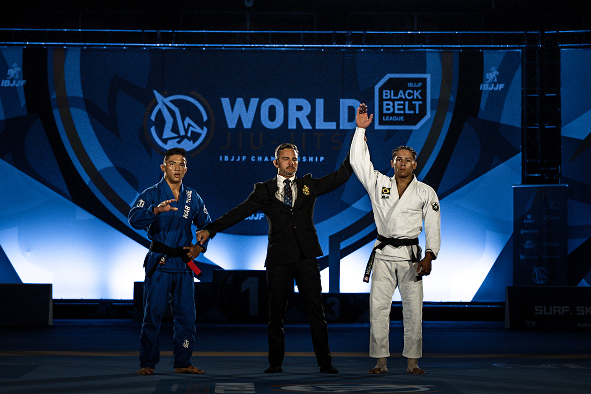 Árbitro levanta o braço de Mica Galvão após a vitória contra Andy Murasaki na final peso-çeve do Mundial de jiu-jitsu da IBJJF